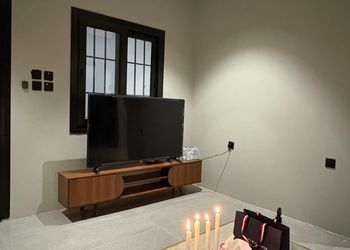 شقة بغرفة معيشة وغرفة نوم 