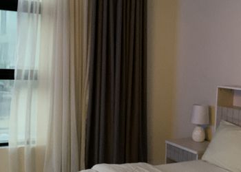 استديو بأثاث مريح وبسيط 