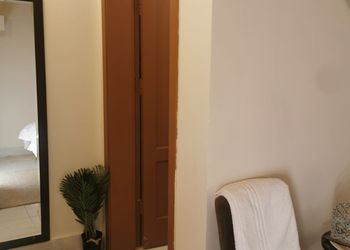 استديو بأثاث مريح وبسيط 