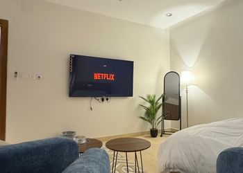استديو بسرير ماستر وجلسة جانبية