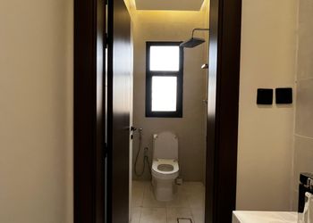 شقة بصالة أنيقة ودخول ذاتي