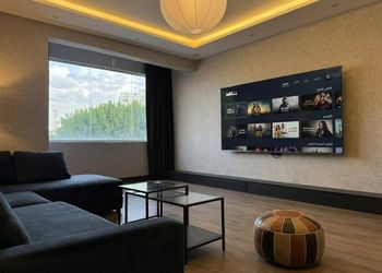 شقة بصالة أنيقة وغرفة نوم