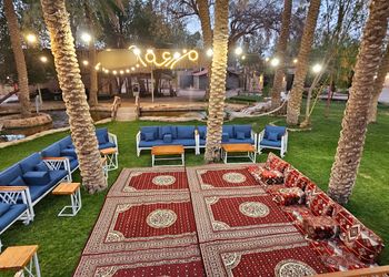 مزرعة بألعاب أطفال ومسبح