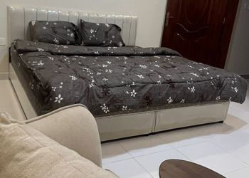 استديو بأثاث مريح وبسيط 