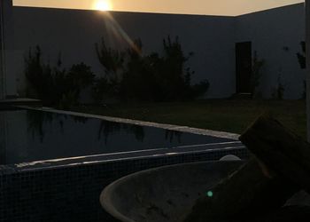 شاليه بجلسة تطل على مسبح خارجي 