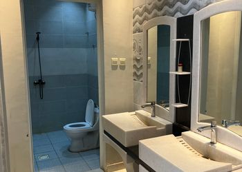 شاليه بجلسة خارجية مطلة على المسبح 