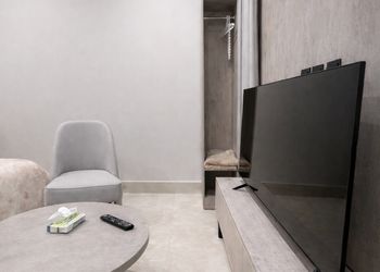 استديو بأثاث مريح وبسيط 
