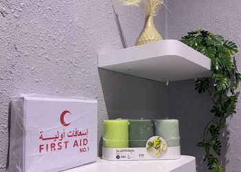 غرفة  بأثاث مريح وبسيط 