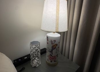 شقة بغرفة معيشة وغرفة نوم 