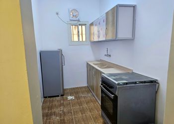 شاليه بجلسة خارجية ومسطح اخضر