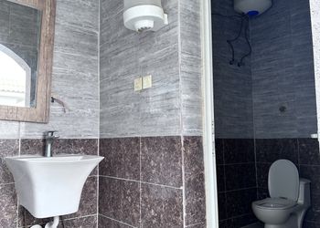 شاليه بمسطح اخضر وجلسة 
