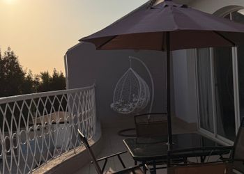 شاليه بإطلالة بحرية ومسبح خاص