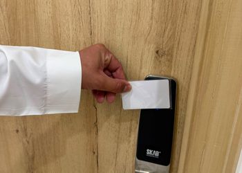 استديو بسرير ماستر وأثاث مريح 