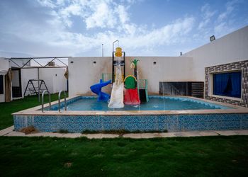 شاليه بألعاب مائية ومسبح