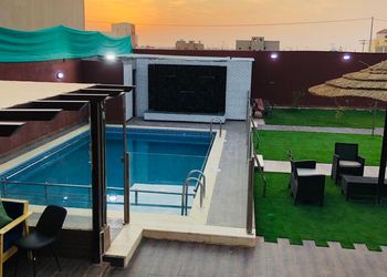 كوخ بثلاث غرف نوم ومسبحين