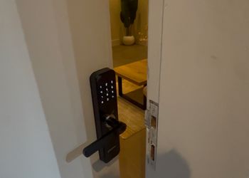 شقة بغرفة معيشة وغرفة نوم 