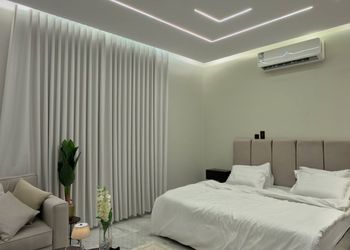 استديو بتصميم هادئ وسرير مريح 