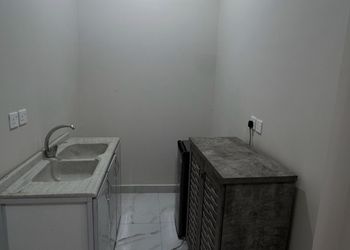 استديو بأثاث مريح وبسيط 