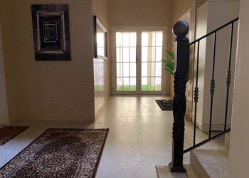 شقة بصالة وثلاث غرف نوم