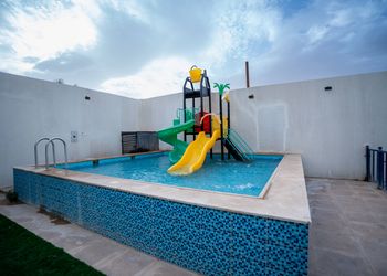 شاليه بألعاب أطفال ومسبح