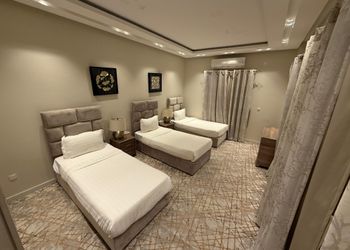 شاليه بمسطح اخضر ومسبح 