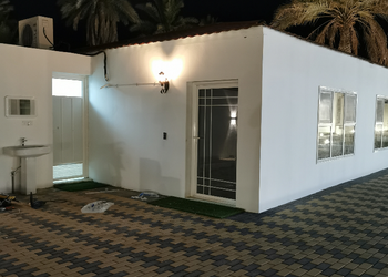 استراحة بمسطح اخضر وجلسه خارجيه