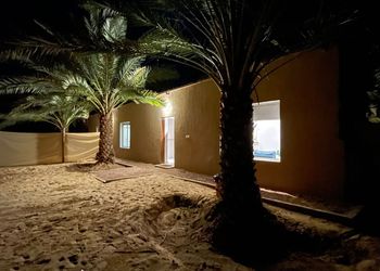 استراحة بمجلس وفناء خارجي 