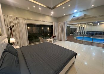 شاليه بمسطح اخضر وجلسة خارجية 