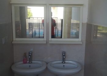 استراحة بملعب كرة طائرة ومسبح
