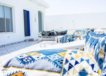 استراحة بمسبح و مسطح اخضر