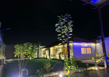 شاليه بمسطح اخضر ومسبح 