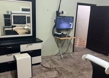 مزرعة بمجلس وفناء خارجي 