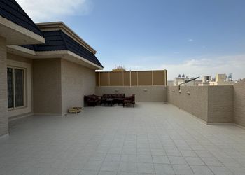 استديو بسرير مريح وجلسة جانبية 