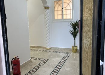 شقة بغرفة معيشة وغرفة نوم 