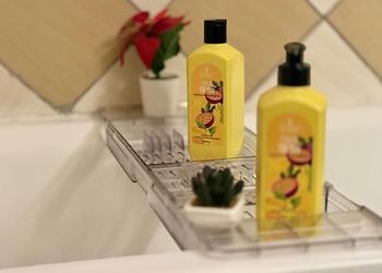 غرفة بسرير ماستر وصاله ومطبخ
