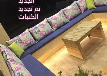 شاليه بجلسة تطل على مسبح خارجي 