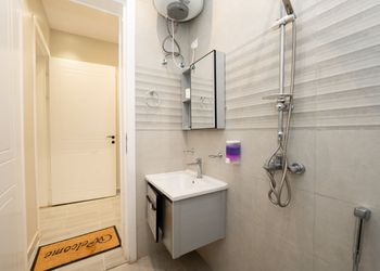 شاليه بمسطح اخضر وجلسة خارجية 