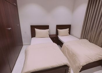 شقة بغرفة معيشة وغرفتين نوم 