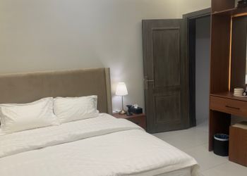 استديو بأثاث مريح وبسيط 
