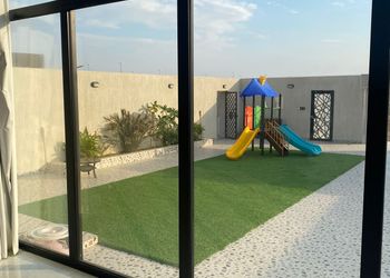 شاليه بجلسة خارجية و ألعاب اطفال