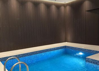 شاليه بمجلس مطل على مسبح  