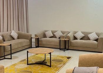 شاليه بمسطح اخضر وجلسة خارجية 