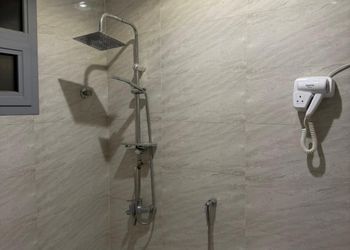 شاليه بمسبح خارجي وجلسة خارجية