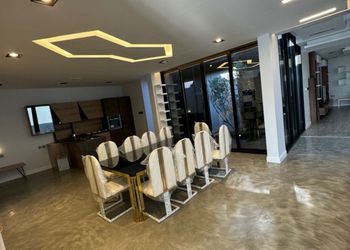 شاليه بمسبح خارجي ومسطح اخضر