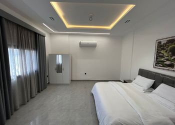 استديو بأثاث مريح وبسيط 