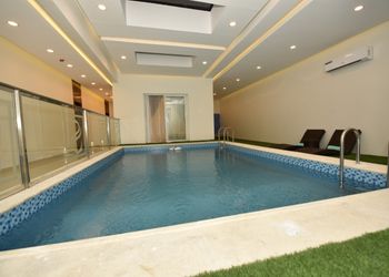 شاليه بجلسة خارجية ومسبح داخلي