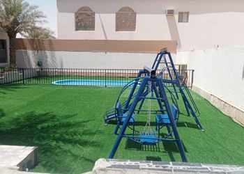 شاليه بمسطح اخضر وجلسة خارجية