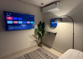 استديو بأثاث مريح وبسيط