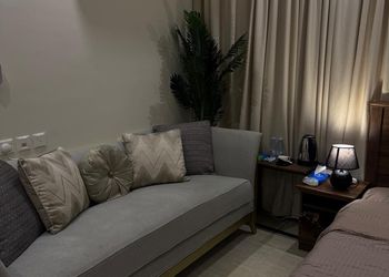 استديو بأثاث مريح وبسيط 