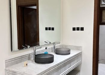 شاليه بمسطح اخضر ومسبح 